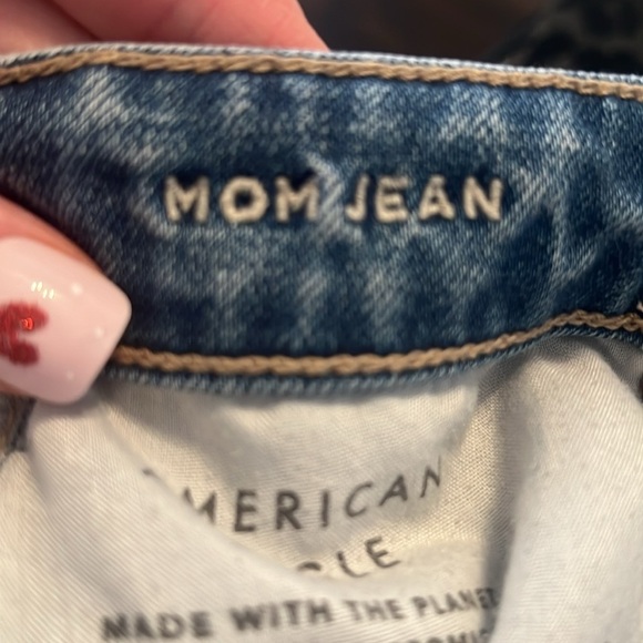 American Eagle High Rise Strigid Ripped Mom Jeans Size 4 Regular Medium Wash - Picture 14 of 14